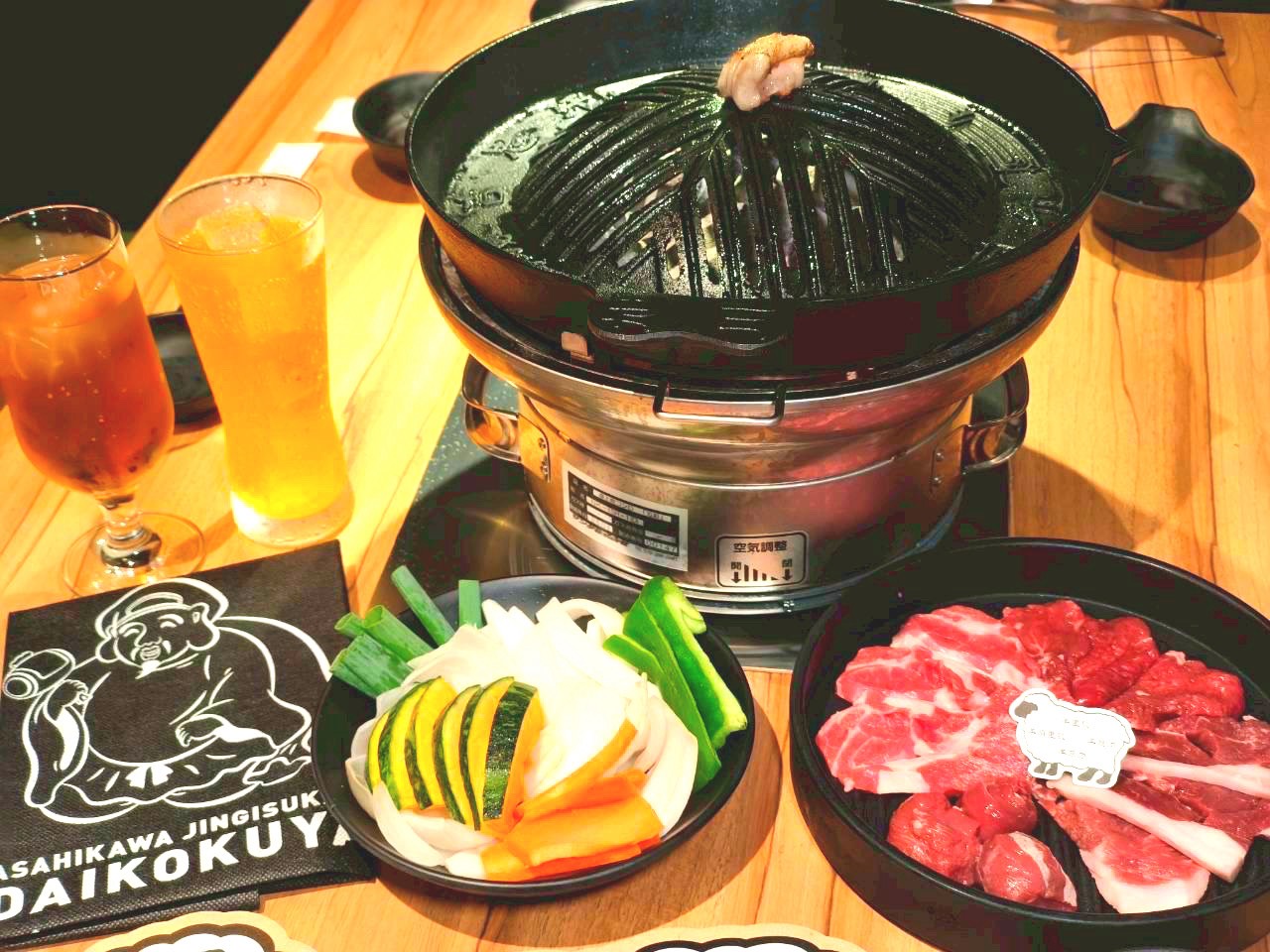 旭川成吉思汗 大黒屋 】北海道の人気ジンギスカン店 炭火と鋳鉄が